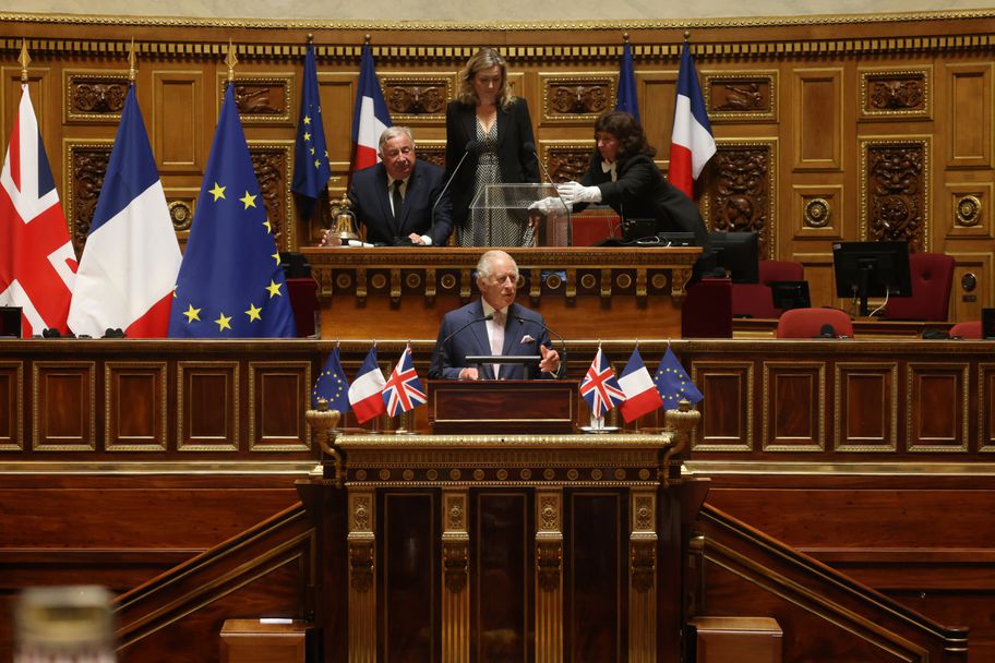 Крал Чарлз III изнася историческа реч във френския Сенат