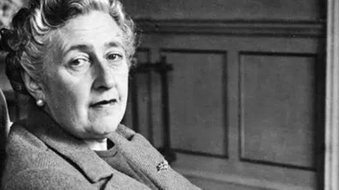 Зад изисканите английски маниери безупречното чувство за ред и загадъчните