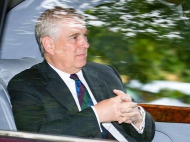 Снимка за досие, ДНК проби и едно обаждане: Как се отнесоха с Андрю като с „обикновен престъпник“ по време на 11-часовия му арест