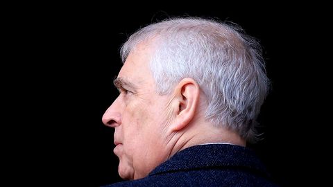 Подновеният обществен натиск върху принц Андрю доведе до доброволния му