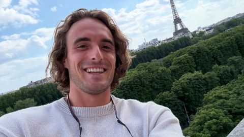 Гръцката тенисзвезда Циципас не му върви Той бе заснет да