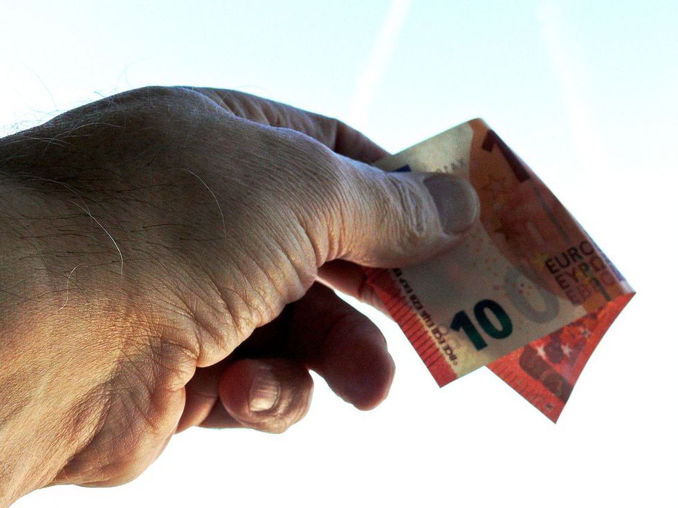 БНБ със съвет как да разпознаваме фалшивите банкноти евро