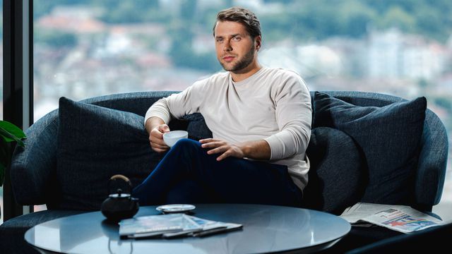 Ергенът, Александър Младенов