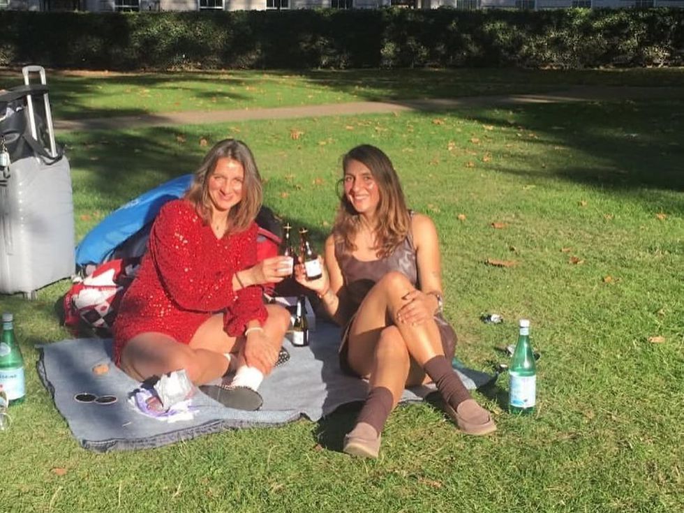 Вяра и Надежда от "Биг Брадър" се завърнаха: Забелязани в Благоевград след скандала в Лондон (Видео)