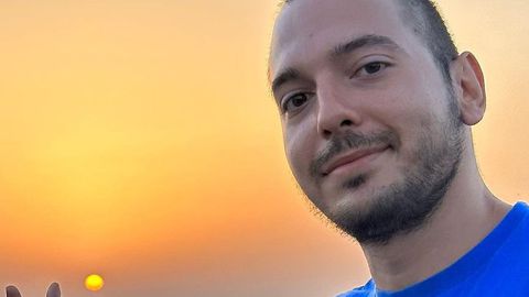 Стендъп комикът и доскорошен телевизионен водещ Николаос Цитиридис не спести