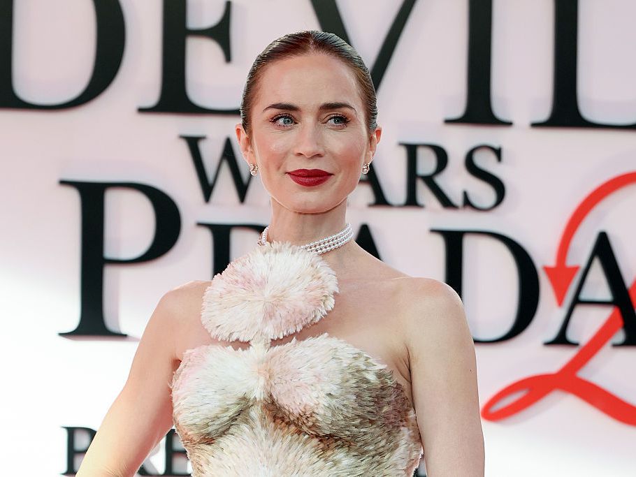 400 часа труд и 25 000 копринени пера: Емили Блънт събра погледите с тази рокля на червения килим (Снимки)