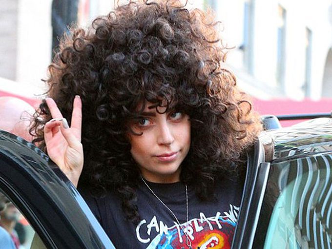 Лейди Гага с тромпет на ръката