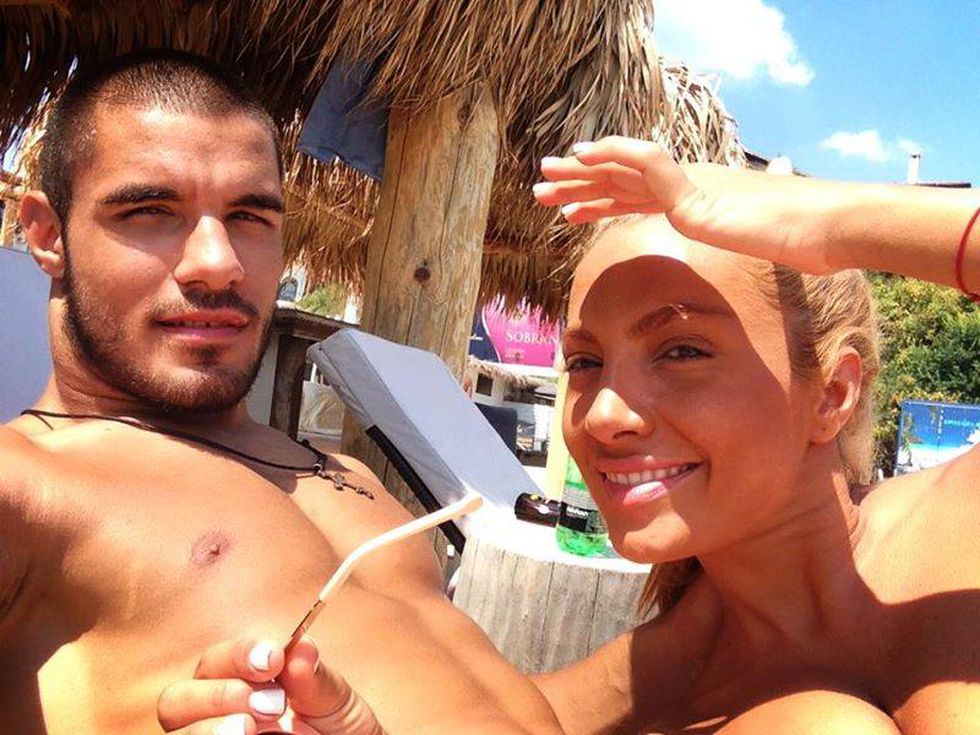 Русата Златка пусна интимни ласки от плажа