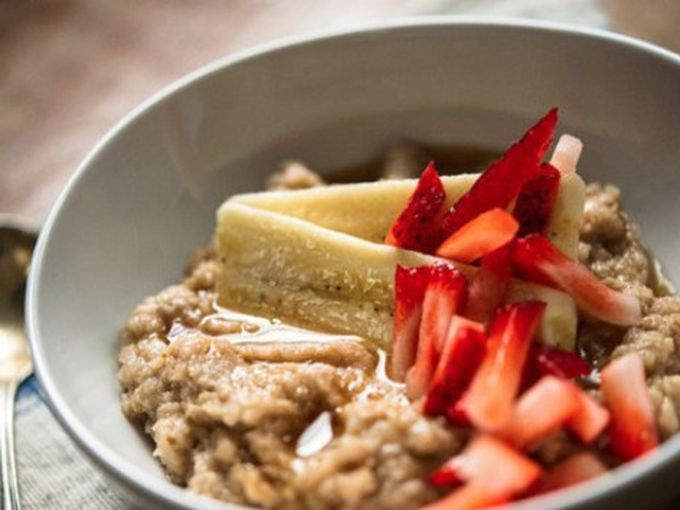 Киноа с овесени ядки, банани и ягоди