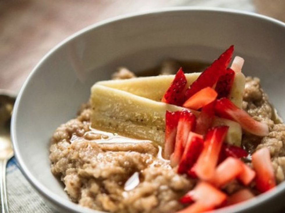 Киноа с овесени ядки, банани и ягоди