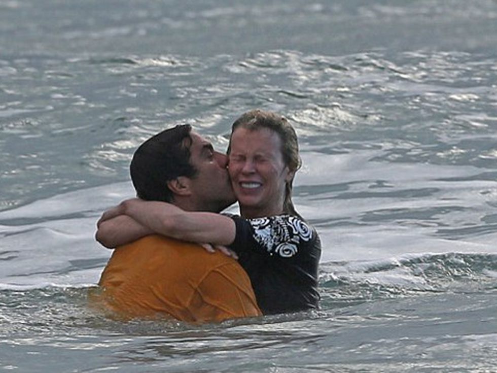 Ким Бейсинджър с младо гадже (снимки)