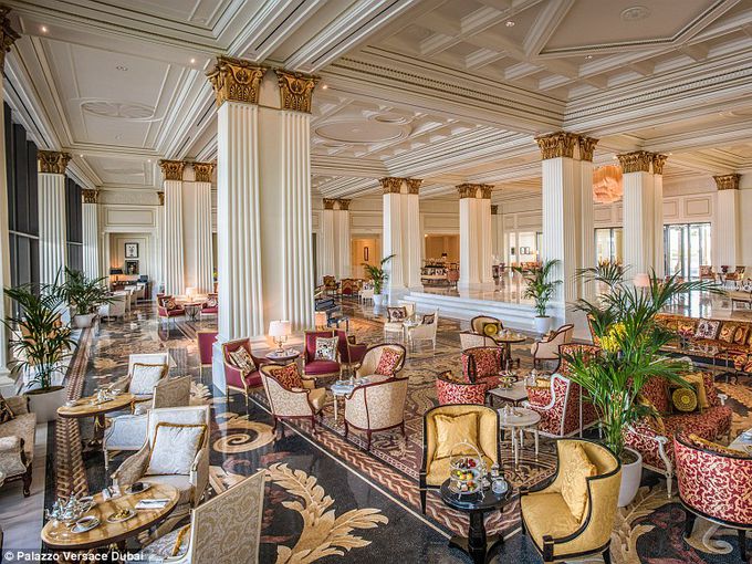 В златния хотел на Версаче