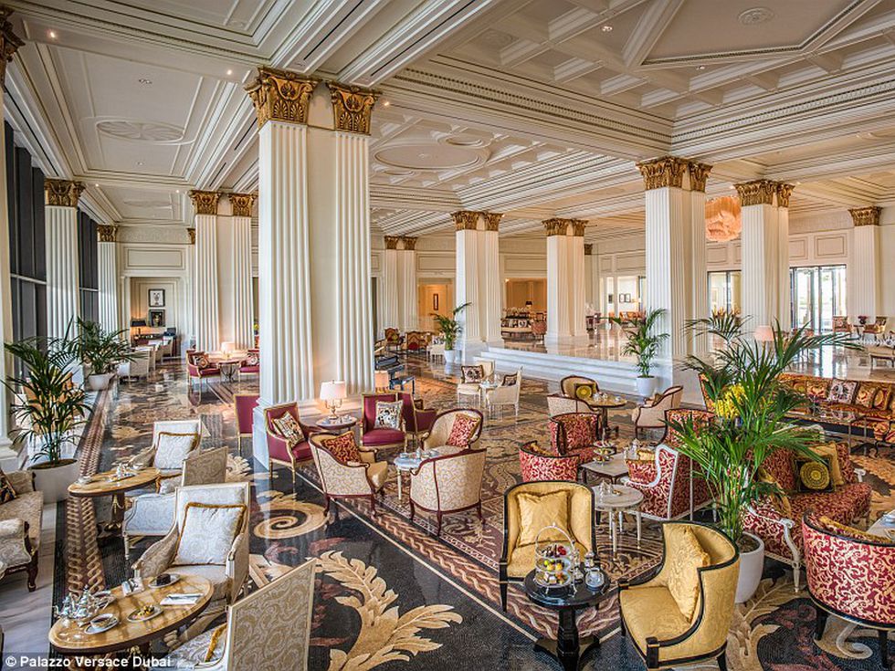 В златния хотел на Версаче