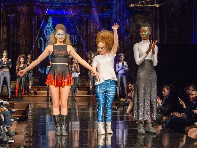 Момиче със синдрома на Даун смая Ню Йорк с модна колекция