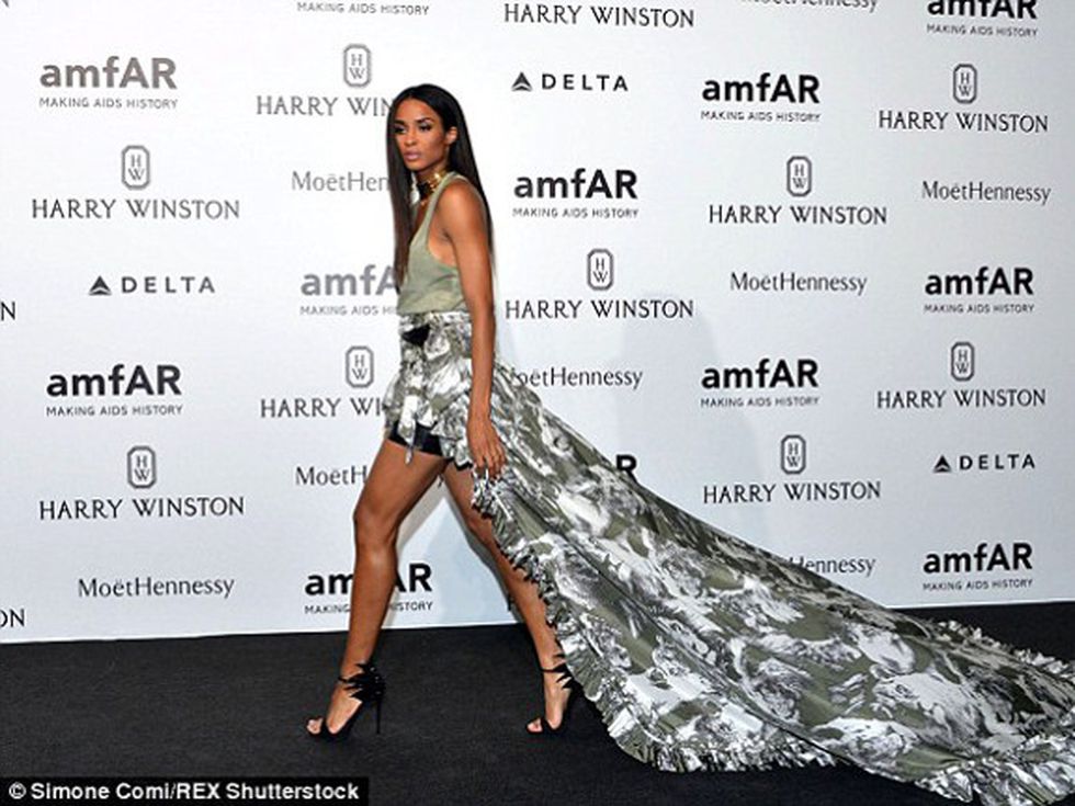 Да или не: Екстравагантната пола на Сиара