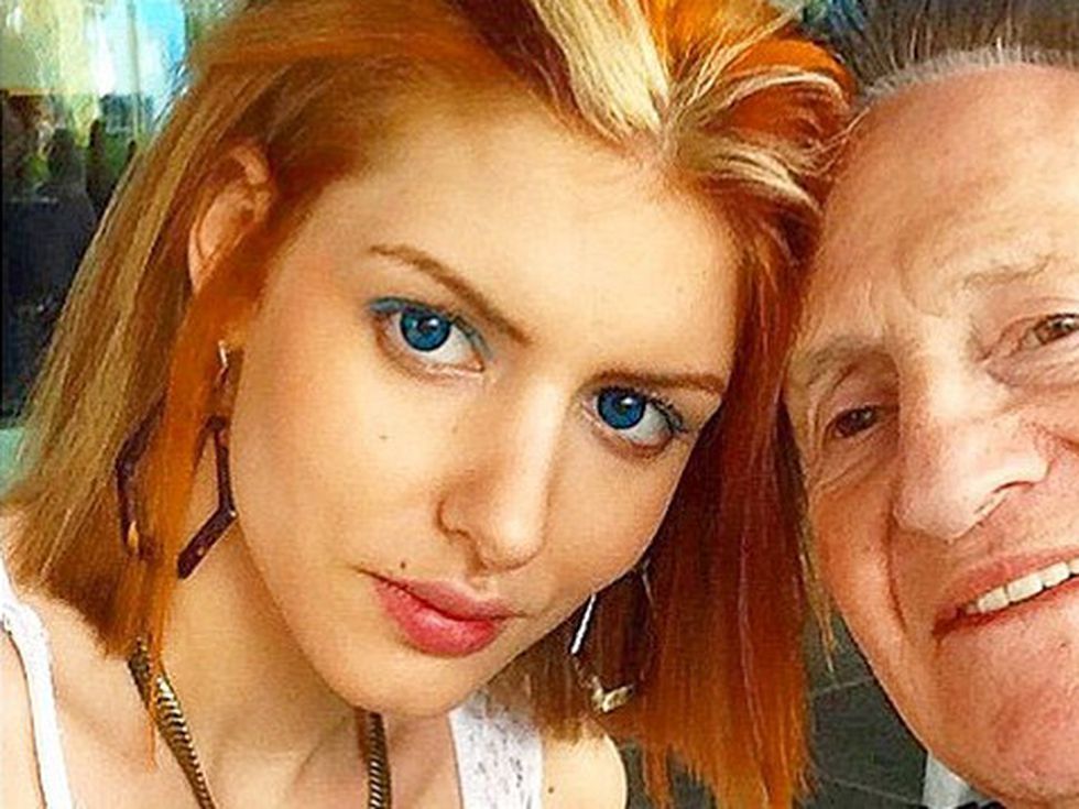 Защо 26-годишна красавица се омъжи за 72-годишен мъж?