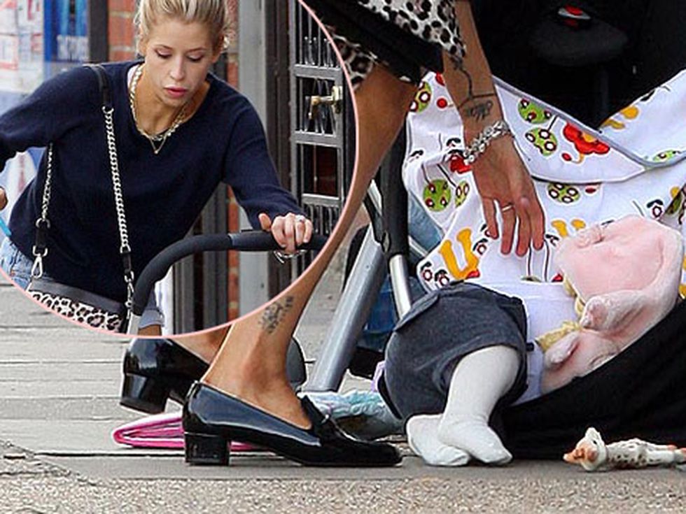 Пийчис изтърси бебчето си на тротоара