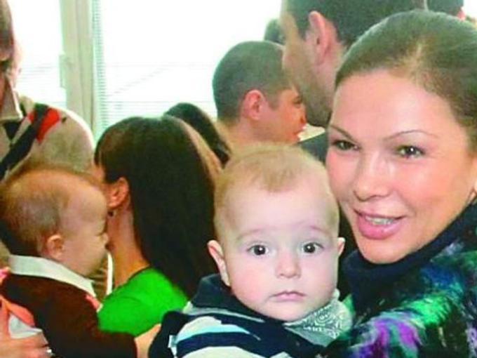 Юлияна Дончева показа бебето Станислав