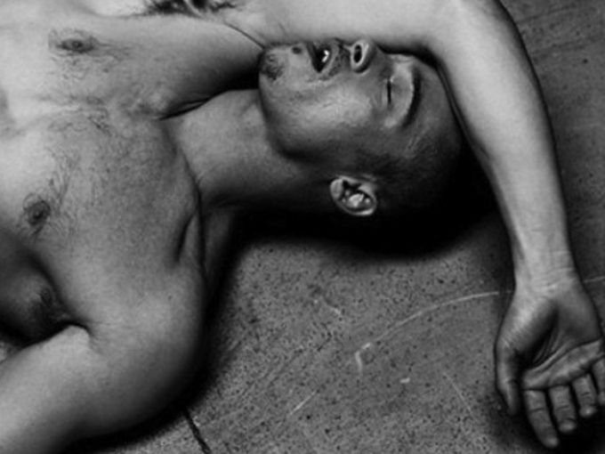 Той също се преструва в леглото