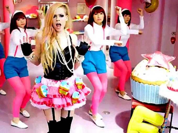 Аврил шокира фенове с клипа си Hello Kitty