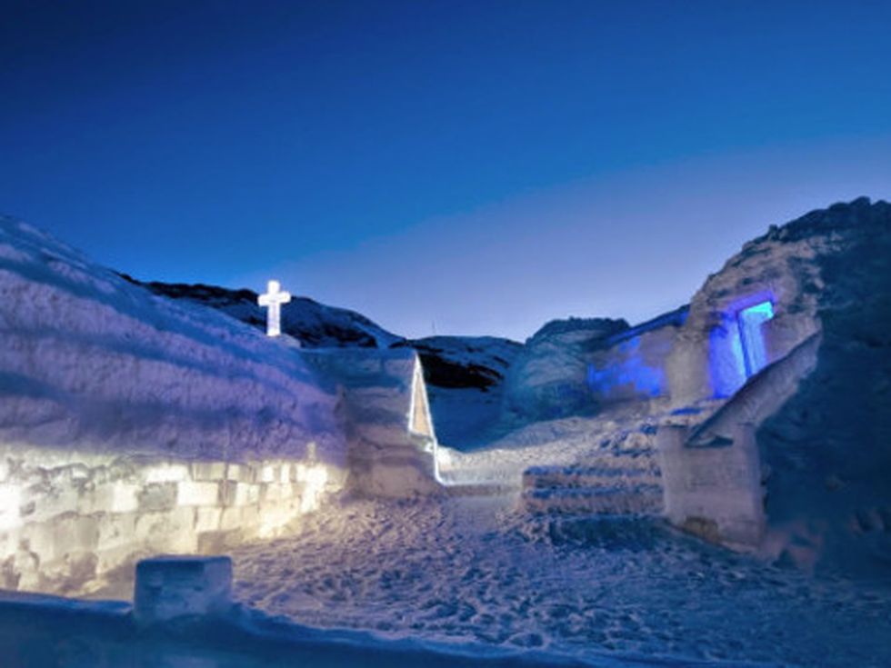 Леден хотел на 2000 м височина