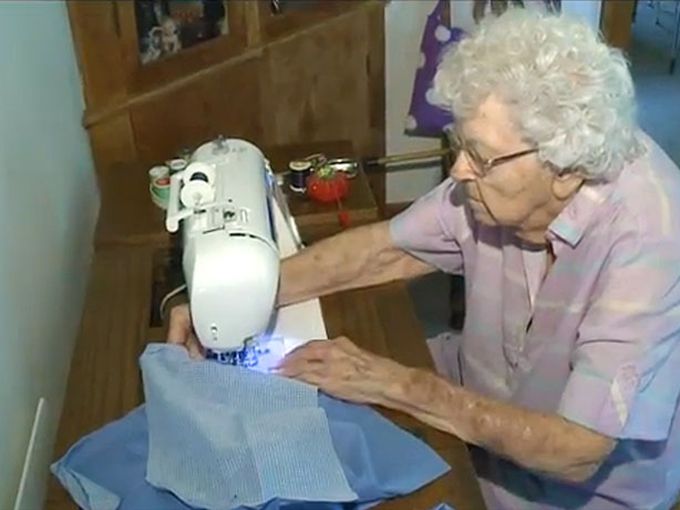 99-годишна жена шие по рокля на ден за деца в нужда