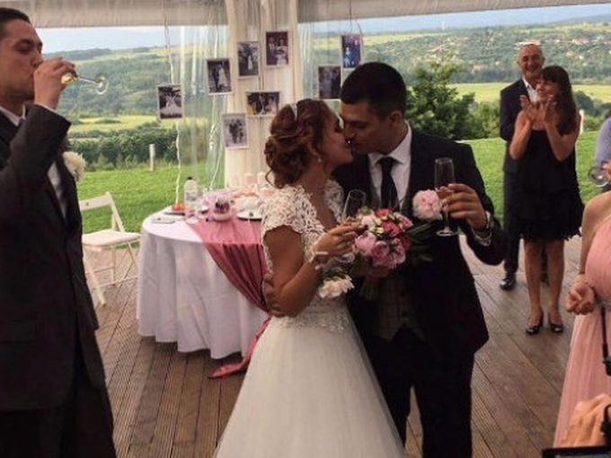 Жега измъчи Деян Веселинов и жена му на медения месец