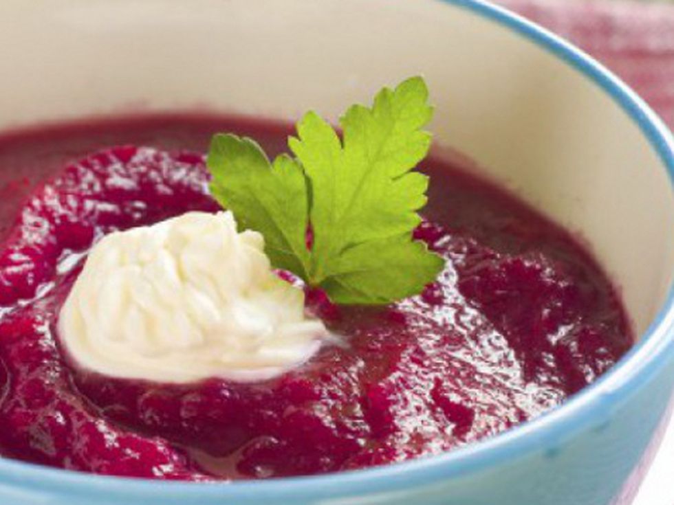 Нестандартна вкусна супа от червено цвекло