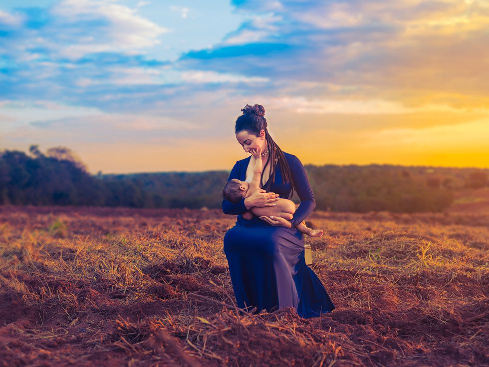 Социалните мрежи я осъдиха: Майка кърми повече от 4 години
