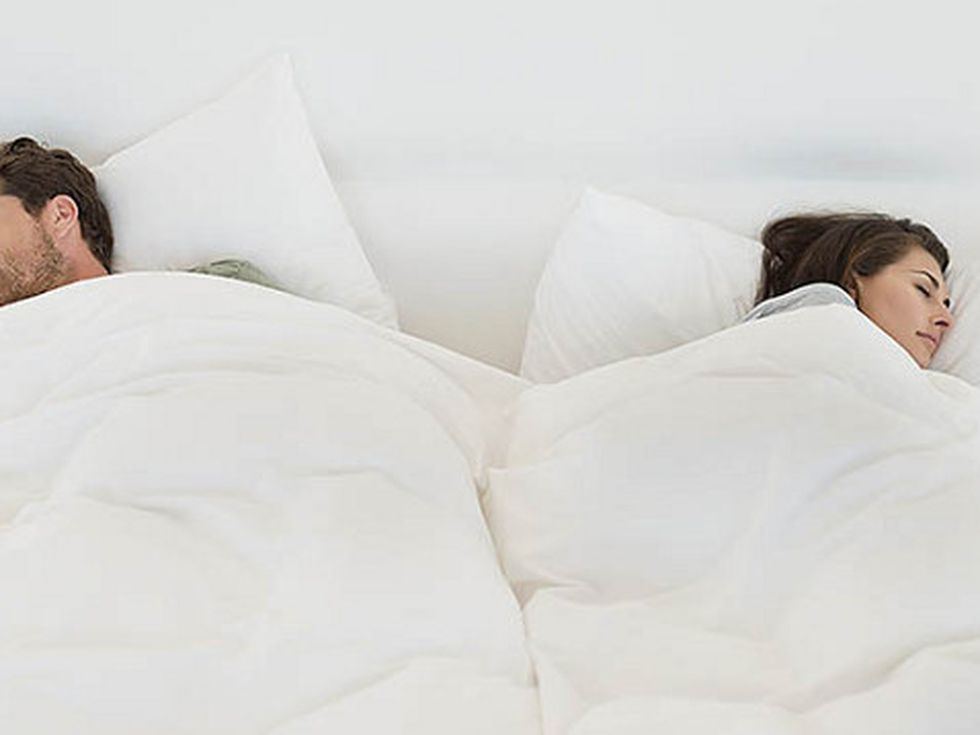 Какво издава за връзката ви позата, в която спите?