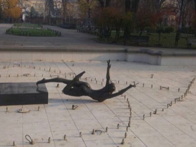 Защо казусът със статуята пред Народния театър е обида към цялото общество?