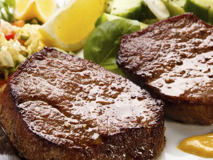 Говеждо филе с банани и лук