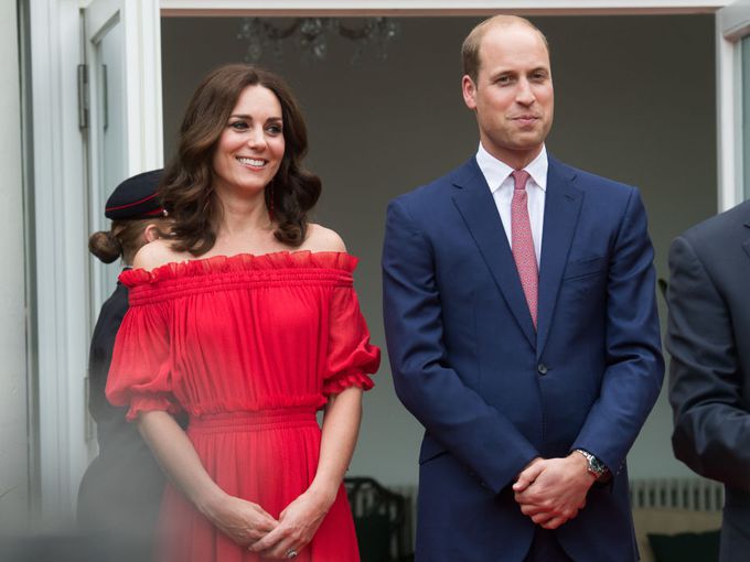 Защо бременността на Кейт Мидълтън е лоша новина за Тереза Мей