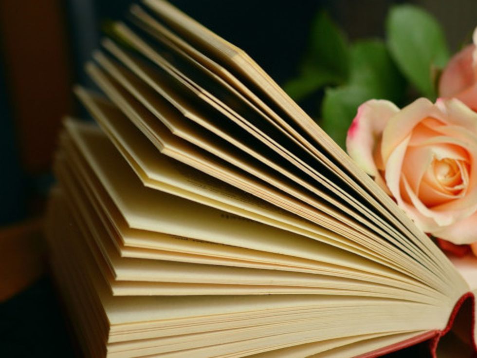 Премести си погледа... и се гмурни в света на книгите. За да светиш със собствена светлина!