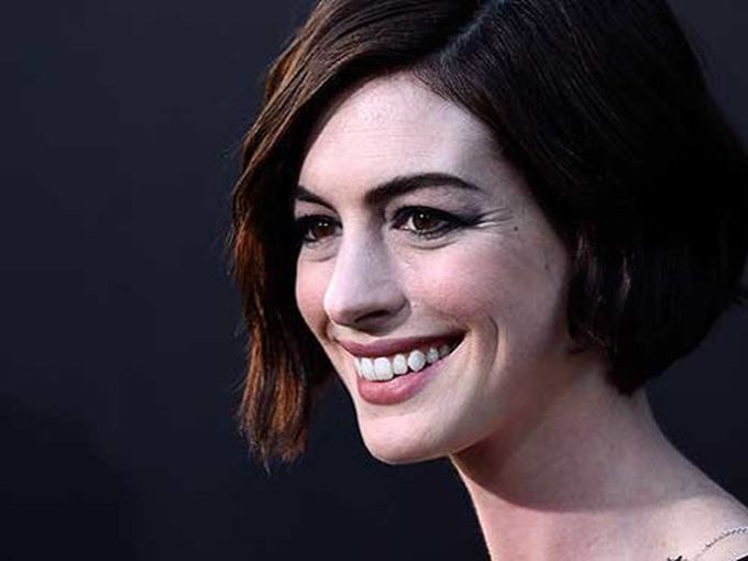 Ан Хатауей отказа да се здрависа с журналист от страх от ебола