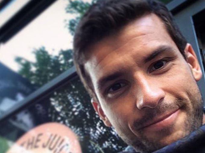 Гришо украси коледната елха по плочки (Снимка)