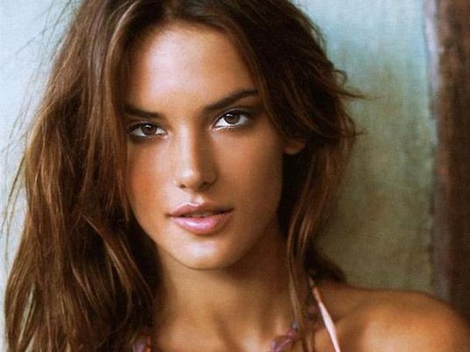 Секси кадри разголват Алесандра Амброзио (Видео)