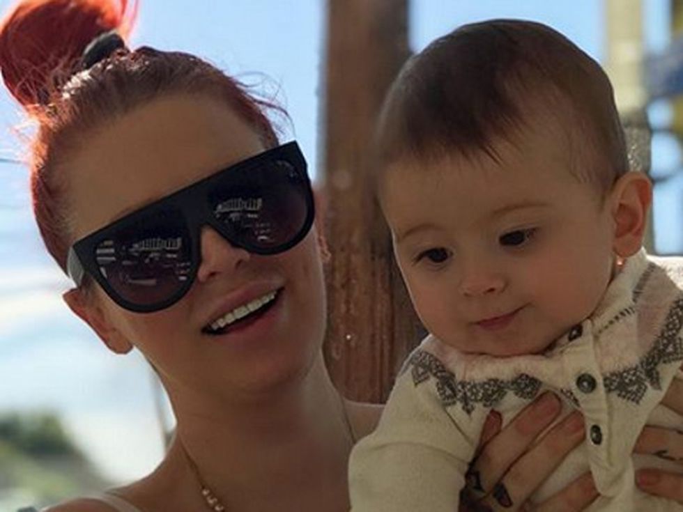 Вижте как Джена Джеймисън кърми малкото си бебе