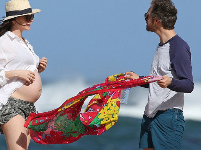 Ан Хатауей показа бременно коремче