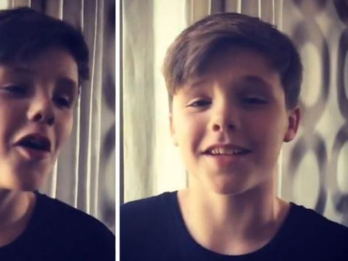 Синът на Виктория Бекъм пее