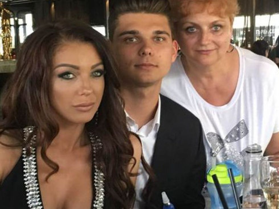 Синът на Емануела вече е абитуриент