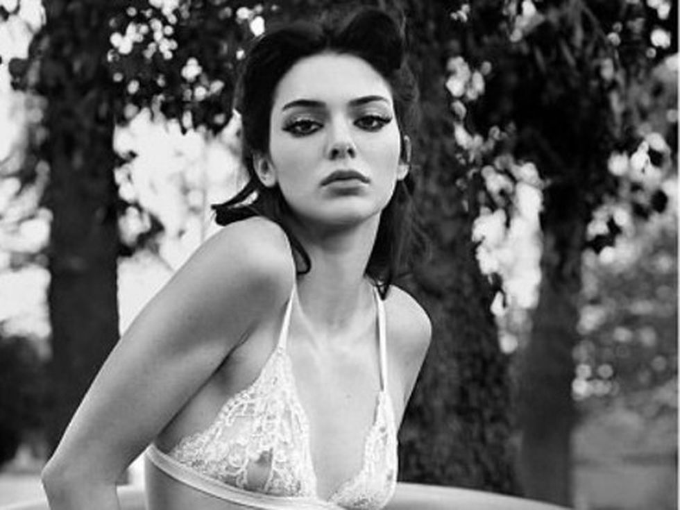 Кендъл Дженър захвърли всички дрехи