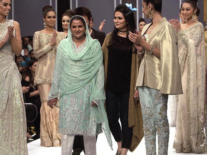Жертва на групово изнасилване покори модния подиум в Пакистан