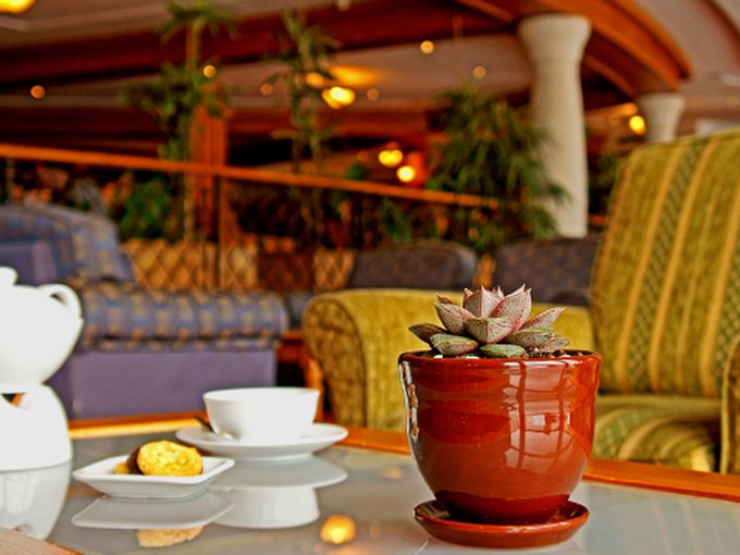 Кемпински Хотел Гранд Арена Банско въвежда алпийски рози като декорация в лоби бара си