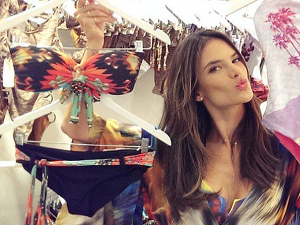 Алесандра Амброзио пусна линия с бански