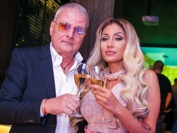 Джулиана Гани с горещи фотоси в "Playboy" (Снимка)