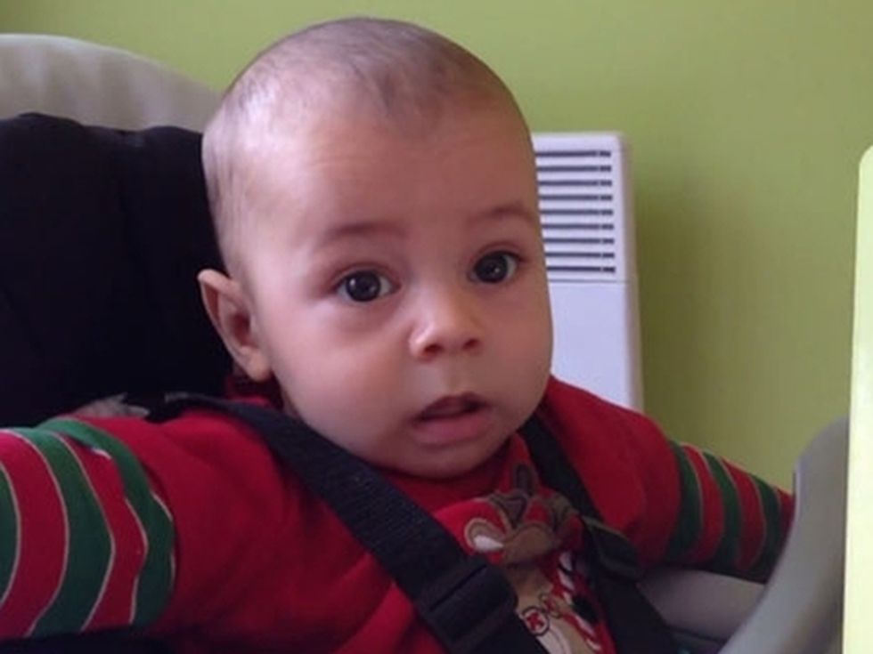 Сладко: Бебе чува ръмжене на лъв за първи път
