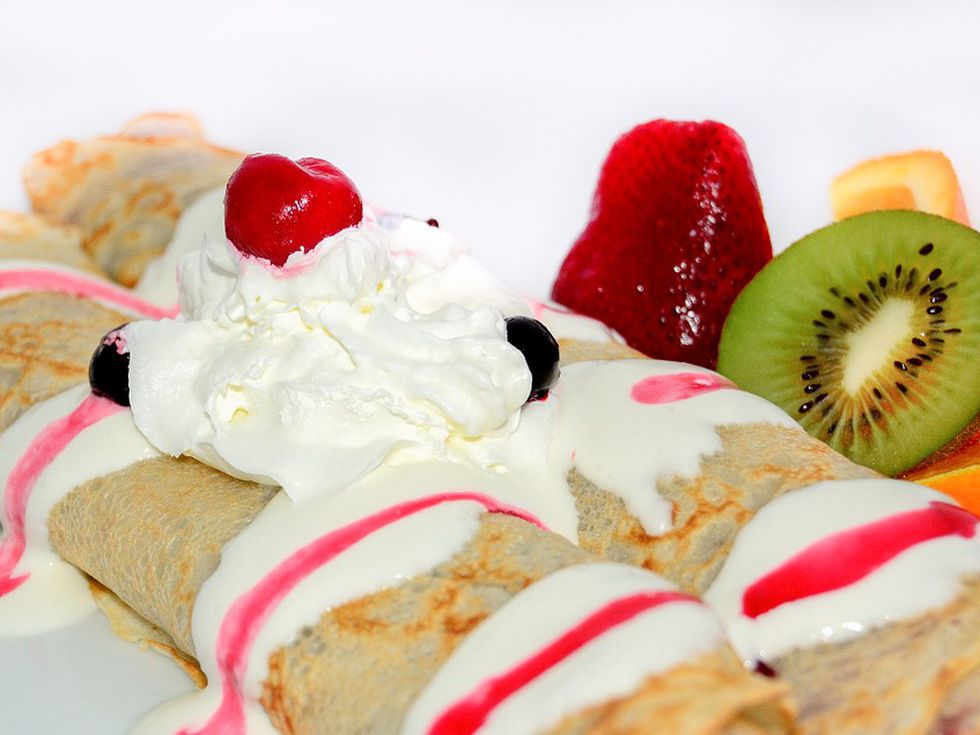 Палачинки със сметана и свежи плодове