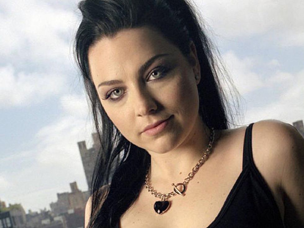 Ейми Лий от Evanescence чака бебе
