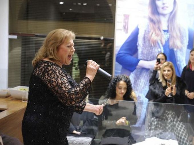 Баба Люси от X Factor е пеещ модел